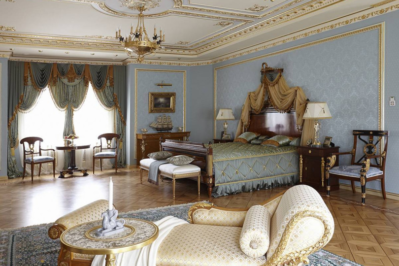 Спальня в стиле ампир соединила различные зоны: для релаксации, чаепития и  большую кровать с балдахином для ночного отдыха Голубая спальня ампир с различными зонами отдыха