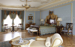 Спальня в стиле ампир соединила различные зоны: для релаксации, чаепития и  большую кровать с балдахином для ночного отдыха Голубая спальня ампир с различными зонами отдыха