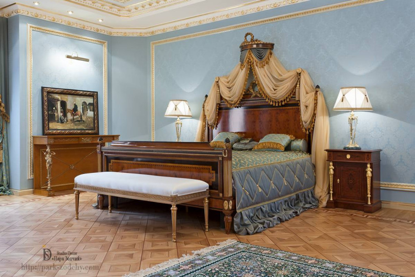 Интерьер спальни выдержан в голубых тонах. Стилизованный балдахин делает ее  величественно уютной и одновременно брутальной Кровать с балдахином в интерьере спальни в стиле ампир