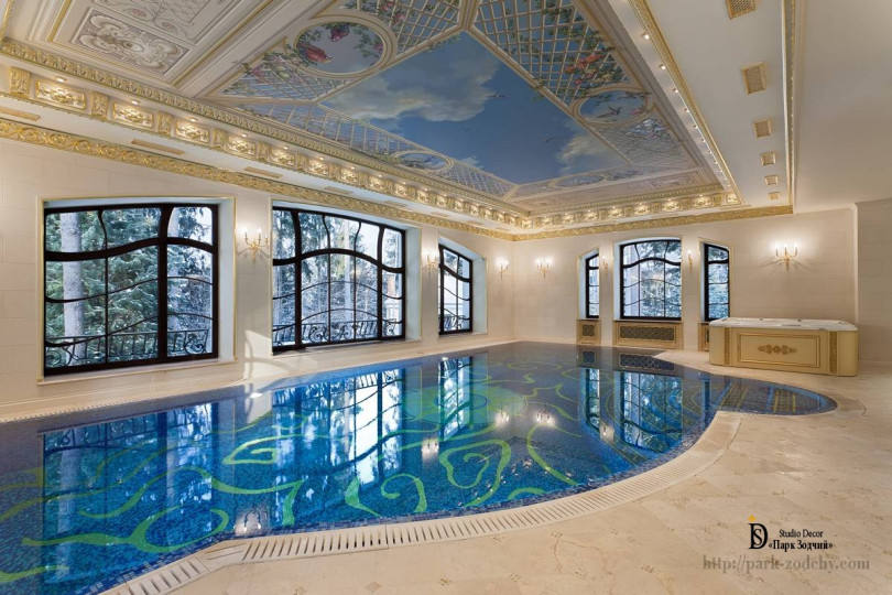 Бассейн с сусальным золочением лепнины, мозаикой, росписью потолка и  изысканными светильниками Бассейн с элементами барокко и сусальным золочением