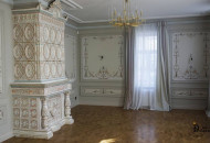 The stucco molding on the ceiling perfectly emphasized the overall decor of the living room and became an additional decoration of the living room Ceiling molding and light fixtures in the living room