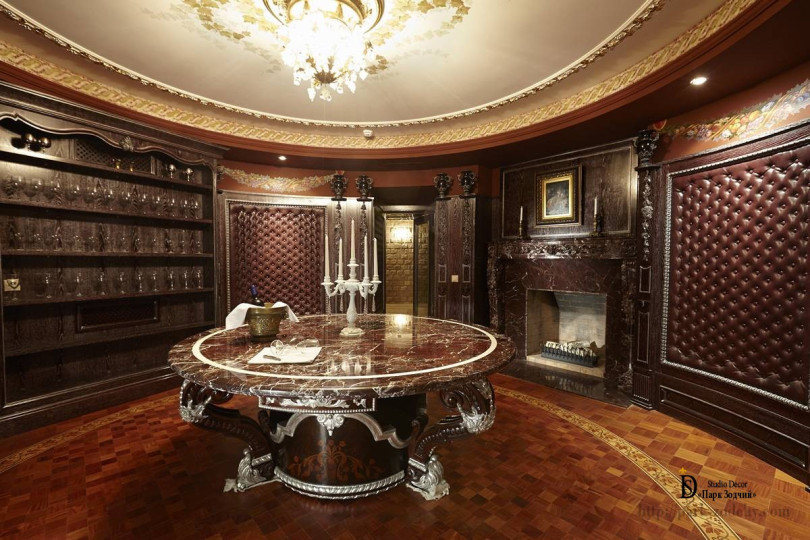 Дегустационная комната с камином, мраморным столом, полками для фужеров Дегустационная комната с мраморным столом