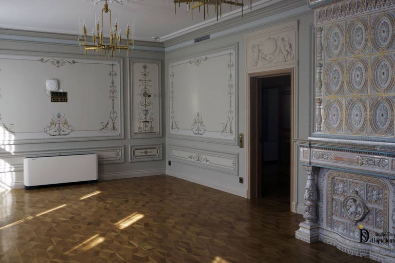 Украшением гостиной стала альфрейная роспись и печь, декорированная изразцами Гостиная с декоративной печью с изразцами