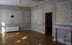 Украшением гостиной стала альфрейная роспись и печь, декорированная изразцами Гостиная с декоративной печью с изразцами