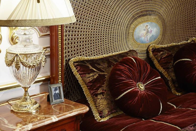 Мебель выполненная под заказ с сочетании с изысканными светильниками сделала  комнату нарядно царственной Мебель ручной работы с золочением и декоративными деталями