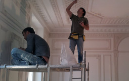Мастера выполняют декорирование стен и потолка лепниной Лепнина на стены и живописное оформление