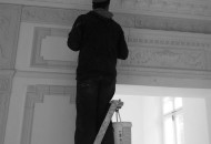 Мастер выполняет декорирование стен и потолка лепниной Лепнина на стены и живописное оформление