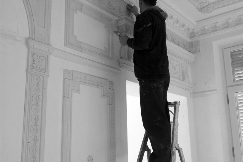 The master decorates the walls with stucco Wall decoration with stucco