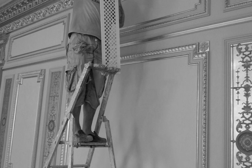 The master decorates the walls with stucco Wall decoration with stucco