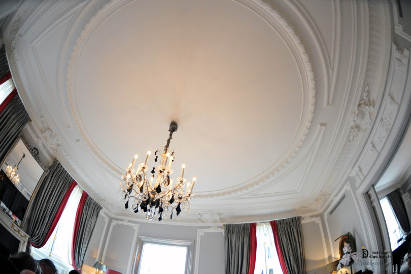 A chic chandelier framed by stucco molding emphasizes the flawless lines of the interior, and the curtains give it palace grandeur Ceiling molding emphasized the nobility of the interior
