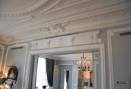 Paduga, decorated with stucco molding, brings variety and elegance to strict interior decoration Stucco molding in the interior of the living room in gray tones
