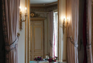 In classic interiors, mirrors are a decoration, they create an interesting perspective and change the idea of \ u200b \ u200bthe size of the room. Classic style interior with large mirror and gilded stucco