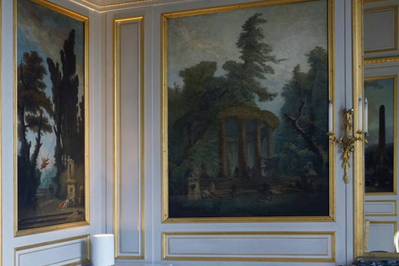 Фрагментарная роспись стен является отличительным признаком эпохи возрождения и придает помещению статусный вид Роспись стен в французском интерьере гостиной