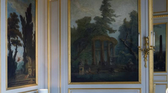 Роспись стен в французском интерьере гостиной