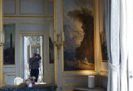 The fireplace is in harmony with the painting of the walls using the fresco technique, resulting in comfort and luxury. Painting and fireplace in the interior of the living room