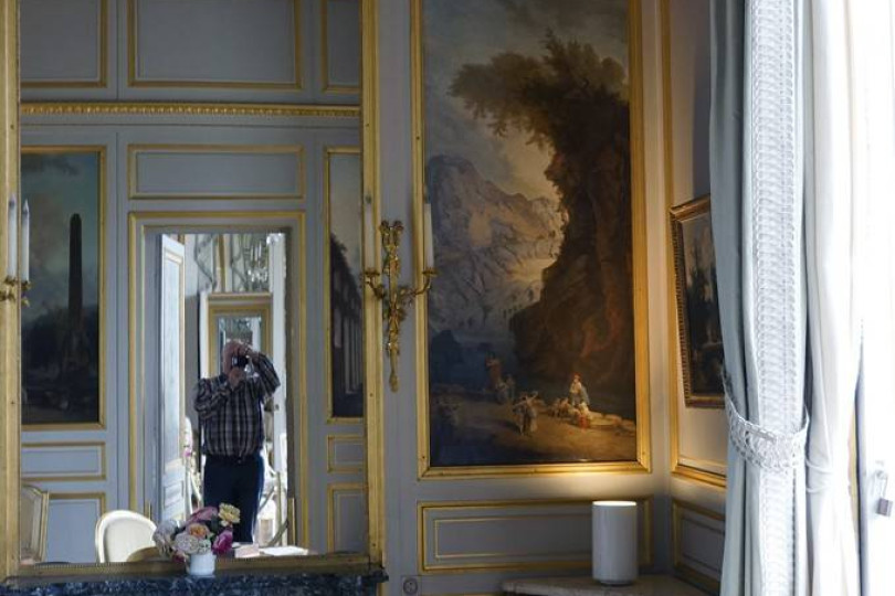 Камин гармонирует с росписью стен в технике фрески, в результате уют и роскошь Роспись и камин в интерьере гостиной