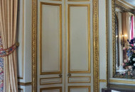 The classic elements of the past have become the decoration of the interior: large mirrors framed with gilded rods, artistic parquet, decorative elements Living room interior in French classic style