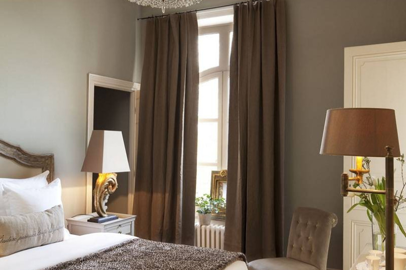 Спальня комната, несмотря на небольшие размеры, смотрится гармоничной благодаря классическим деталям декора Спальная комната в современном классическом стиле, фото