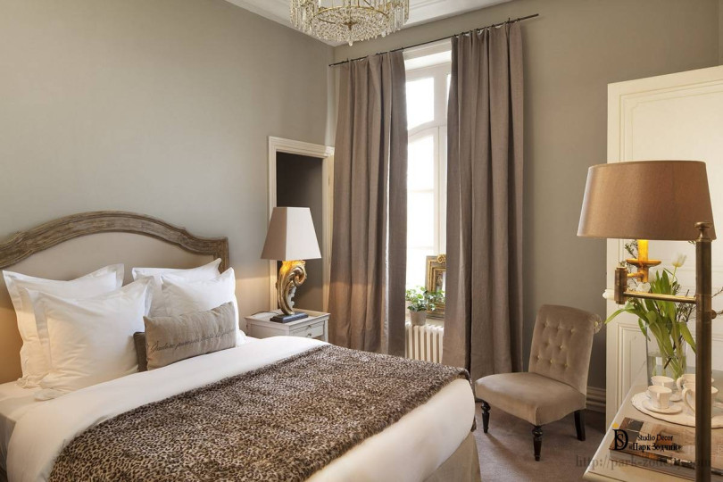 Спальная комната благодаря применению цветовой гаммы и светильников с элементами классического стиля приобрела гармонию Спальня классического стиля в спокойных тонах, фото