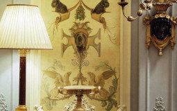 Изящная, легкая роспись украсили стены гостиной. Анималистический гротеск в монохромных тонах подарил помещению эксклюзивный декор Роспись в стиле анималистический гротеск в интерьере гостиной