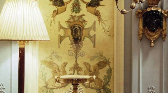 Роспись в стиле анималистический гротеск в интерьере гостиной