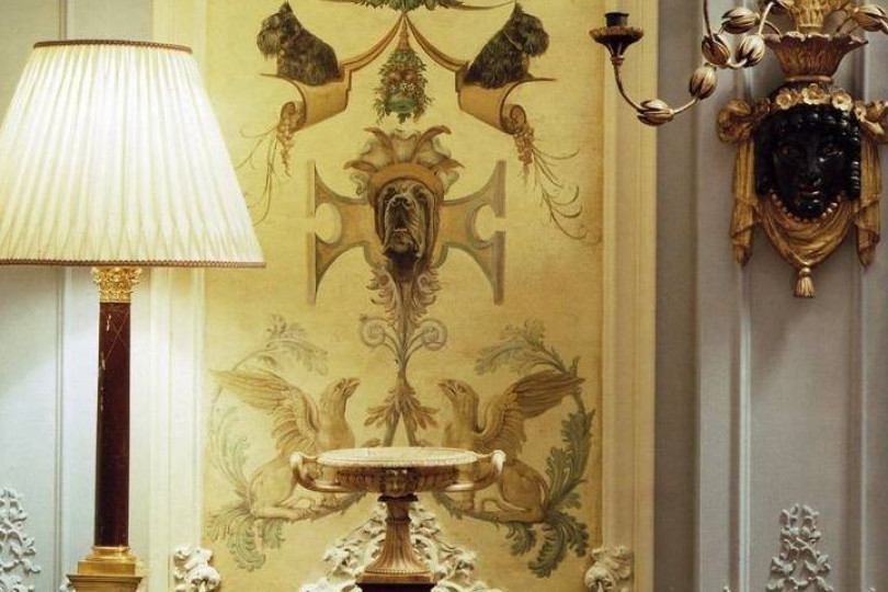 Изящная, легкая роспись украсили стены гостиной. Анималистический гротеск в монохромных тонах подарил помещению эксклюзивный декор Роспись в стиле анималистический гротеск в интерьере гостиной