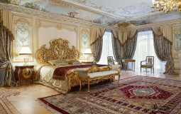 Спальня, оформленная в стиле барокко, соединила в себе все декоративные элементы стиля: позолоту лепнины, роспись потолков, вычурную мебель Спальня в стиле барокко с большой кроватью