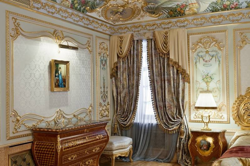 В оформлении интерьера применялась роспись, лепнина с золочением, стилизованная мебель и светильники Роспись спальни в стиле барокко