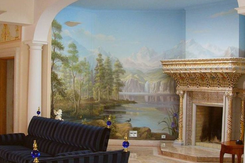 Роспись стен подарила гостиной объем и соединила изысканный дизайн помещения и природную красоту российских рек Интерьер гостиной с росписью обманкой