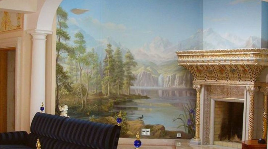 Интерьер гостиной с росписью обманкой