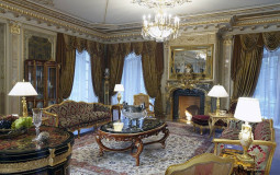 Роскошь интерьеру подарили знаковые элементы в стиле ампир: насыщенные цвета, роспись, золочение лепнины, классические формы мебели и богатство декора Роскошный интерьер в стиле ампир