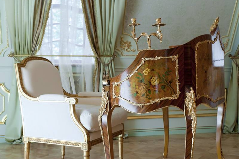 Интерьер спальни в мягких тонах классического стиля включил в себя изысканную зону с креслом и бюро, декорированной росписью и золочением Классический интерьер спальни с бюро и креслом
