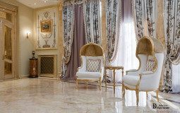 Огромные окна, золочение деталей, необычная мебель, светлая цветовая гамма вносит в интерьер солнечное великолепие Роскошный интерьер светлой гостиной