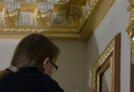 The process of applying glaze to a stucco mirror Gilding Potted Stucco Mirror