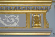 Фрагмент дверного портала с позолоченной лепниной Позолота дверного портала двери