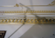 Широкий карниз с модульонами выполнен в технике сусального золочения Сусальное золочение лепного карниза