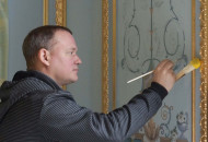 Выполнение сложной альфрейной росписи в спальне сложного коллорита Выполнение росписи в спальне зеленых тонов