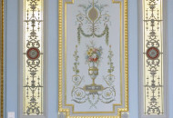 Вставки гризайли выполненные по золоту дополняют центральную композицию Фрагмент стены гостиной с использованием альфрейной росписи