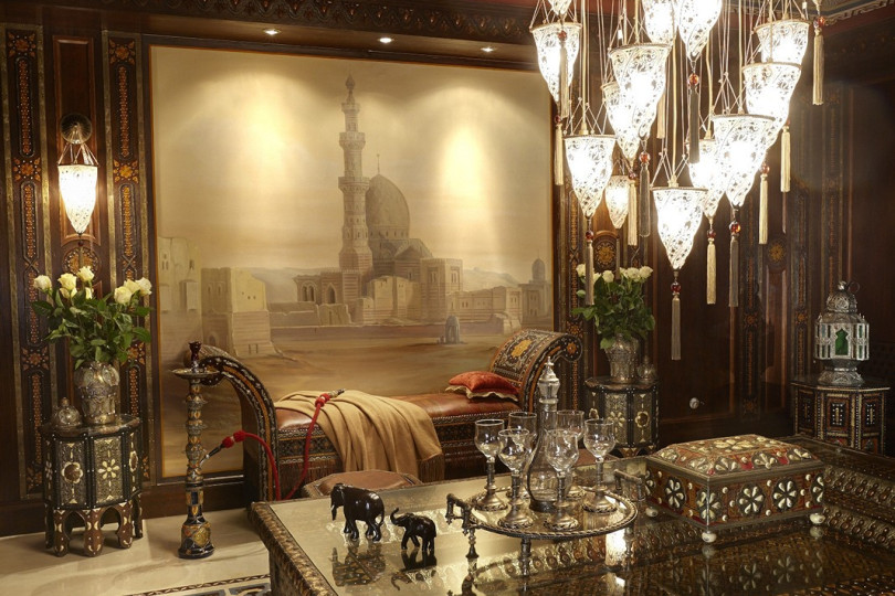 Роспись-обманка в марокканской гостиной Роспись выполнена в светло-бежевой гамме и замечательно контрастирует с темными стенами и потолком