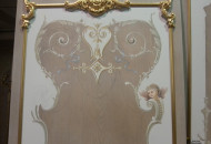 Альфрейная роспись в сдержанных тонах Фрагмент росписи и позолотой лепнины