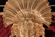 Фрагмент позолоченного маскарона Вызолоченный маскарон