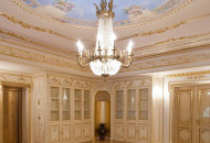 Роспись потолка с большой люстрой