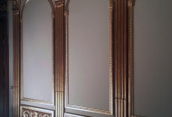 Оформление стены парадного холла гипсовой лепниной и позолотой Позолота капителей и пилястр из гипсовой лепнины