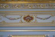 Сочетание росписи и позолоты Полихромный фриз в гостиной с позолоченной гипсовой лепниной