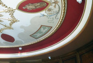 Бордовый цвет выкраса потолка сочетается с цветом кожи мебели Роспись потолка классического кабинета в стиле ампир
