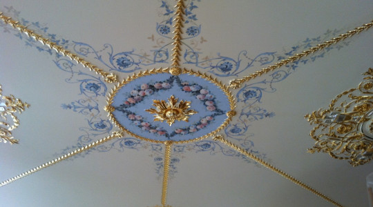 Альфрейная роспись потолка в классическом интерьере