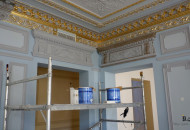 Preparation for gilding. Primer application Varnishing of the stucco surface before gilding