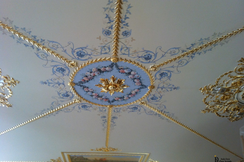 Роспись потолка выглядит как контраст нюанс данного интерьера Альфрейная роспись потолка в классическом интерьере