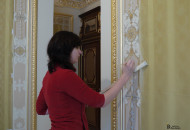 Роспись выполняется в теплым колорите под цвет текстиля Роспись стены художником в технике гризайль