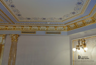 Холл 2-го этаже загородного дома с широким карнизом Сусальное золочение гипсовой лепнины и решеток